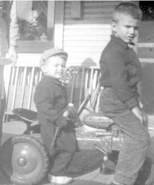 Photo Charlie and Tim on toy tractor